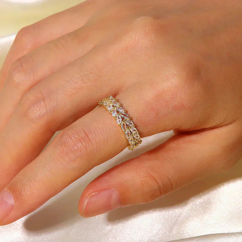 Clarisse Mustriline Gold Ring