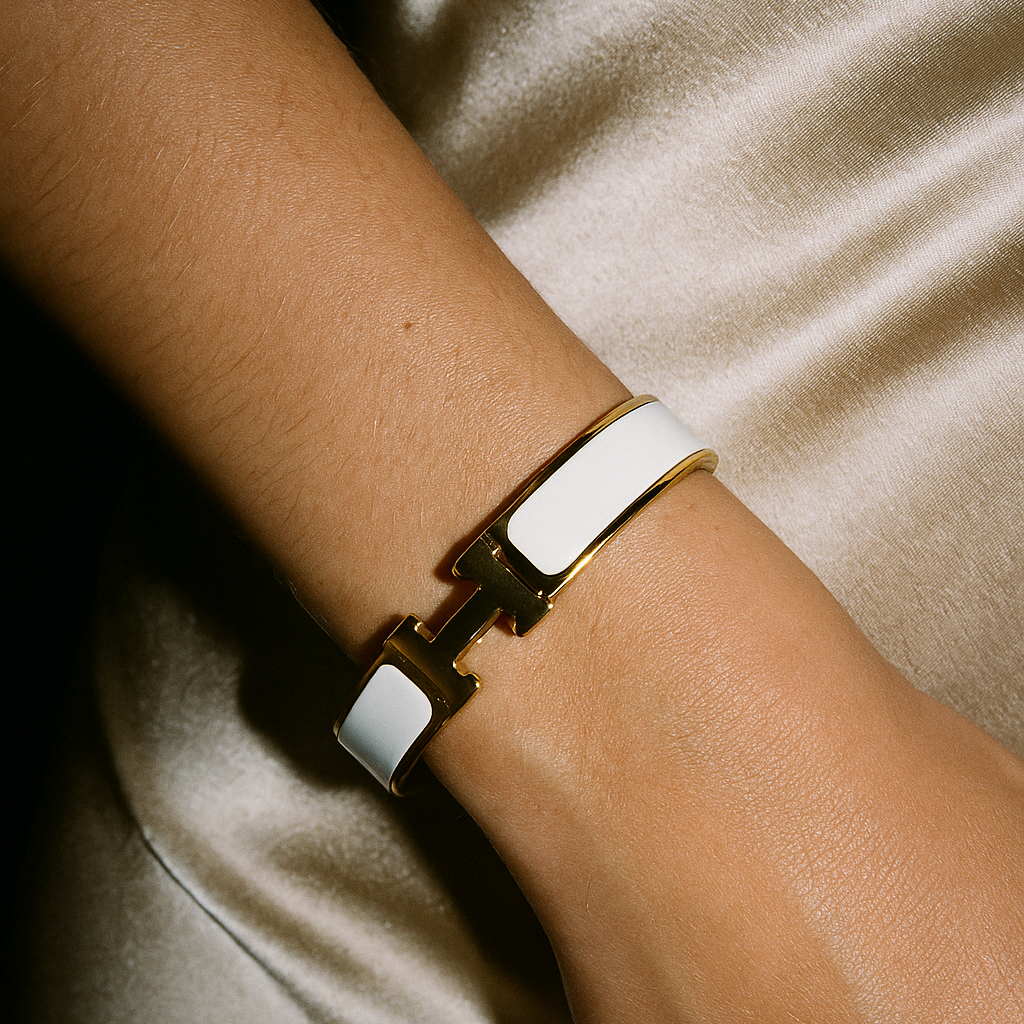 Elegant 'H' Armband fra Helena