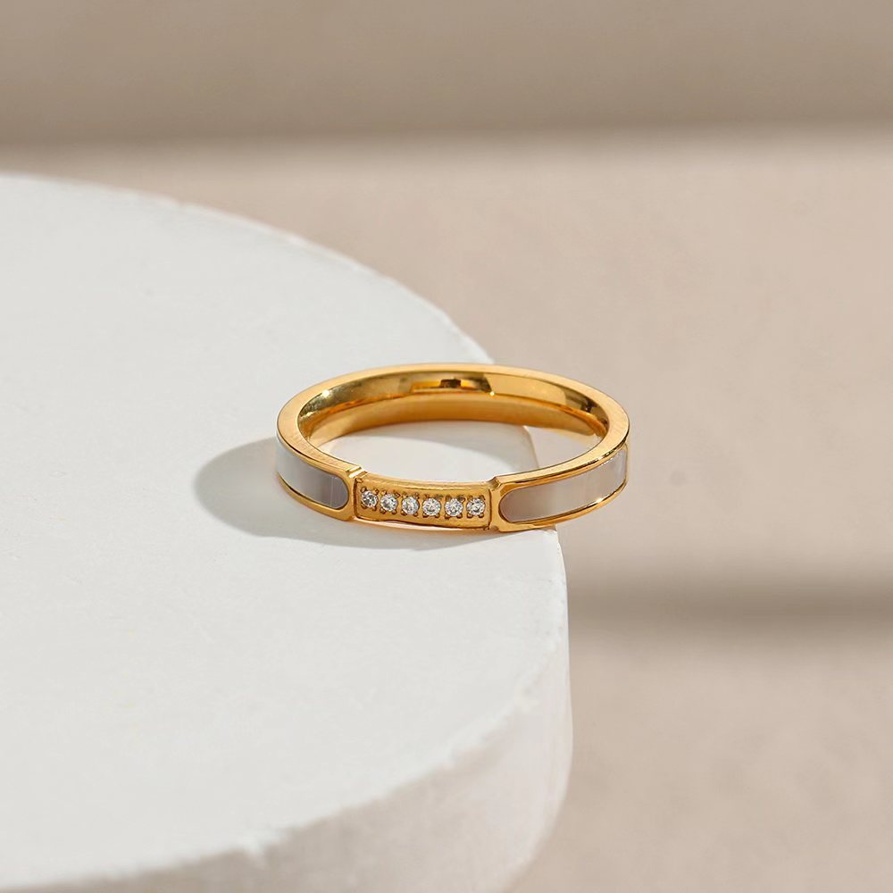 Gabrielle Teemant Simulandi Ring" can be rephrased as "Simulandi Ring by Gabrielle Teemant.