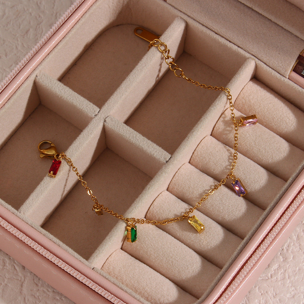Josephine Armbånd med Ædelsten" kan omskrives til "Josephine Bracelet Featuring Gemstones.