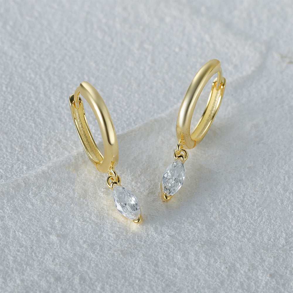 Diamantring med ædelsten" could be rewritten as "Diamantring prydet med ædelsten.