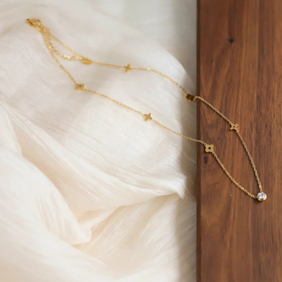 CARRIE Clover Gold Necklace