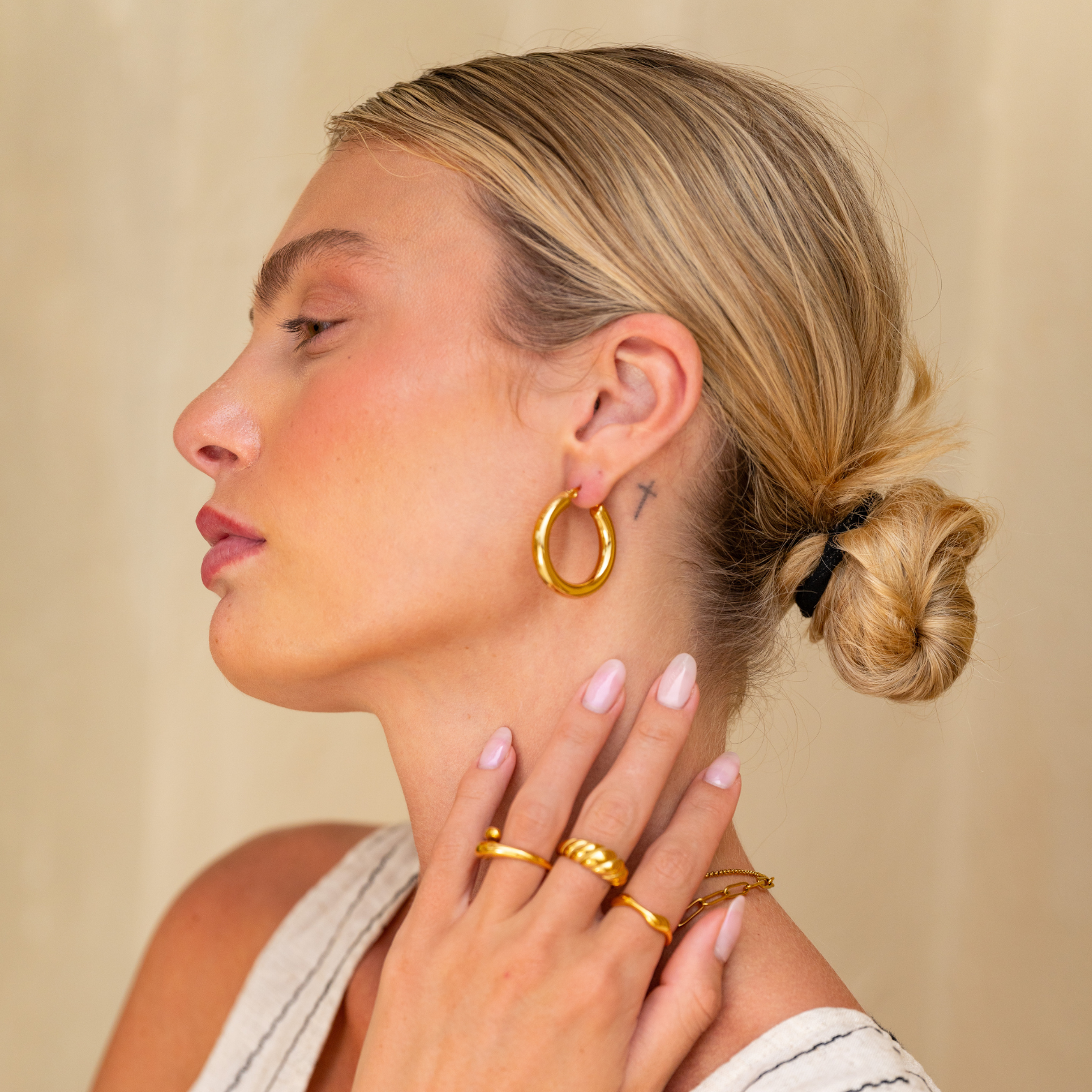 ALINA Gold Round Necklace - Enchanting Design