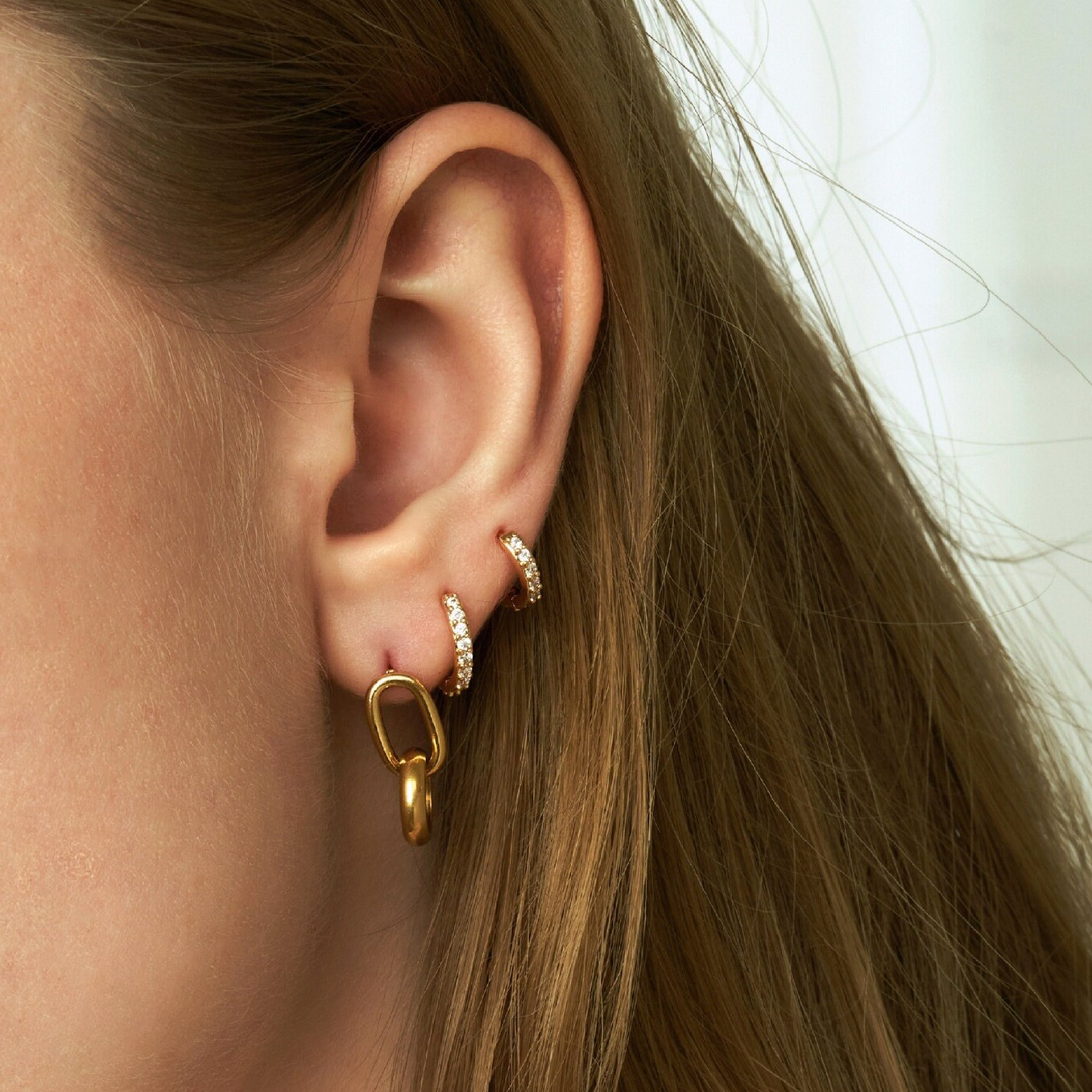 Aleksandrisk Huggie Øreringe" can be rewritten as "Aleksandrisk Huggie Earrings.