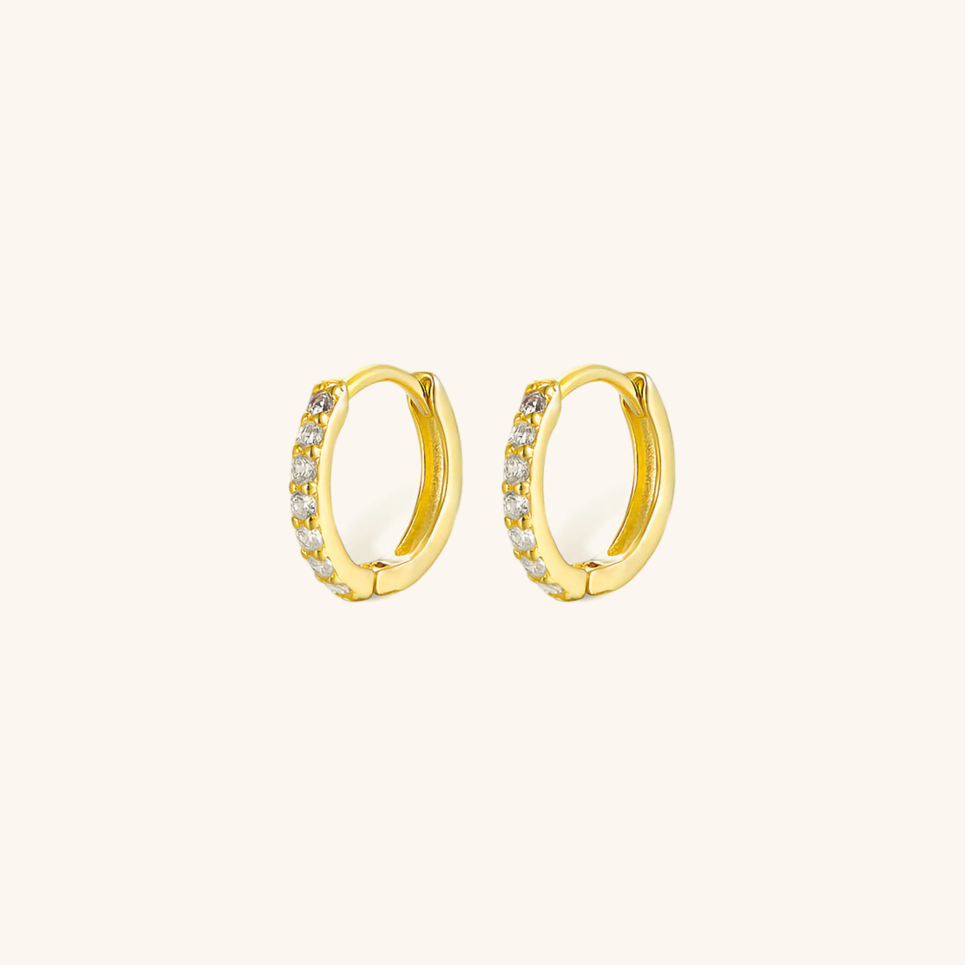 Aleksandrisk Huggie Øreringe" can be rewritten as "Aleksandrisk Huggie Earrings.