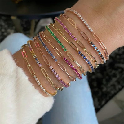 "FAE Sæt med Lås og Tennisarmbånd" kan omskrives til "FAE Sæt med Lås og Tennis-inspireret Armbånd".